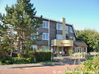 Iep (9) in Boszicht, Koningsdag op Schiermonnikoog