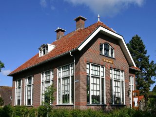 De Aude Sch&uacute;ele, Koningsdag op Schiermonnikoog